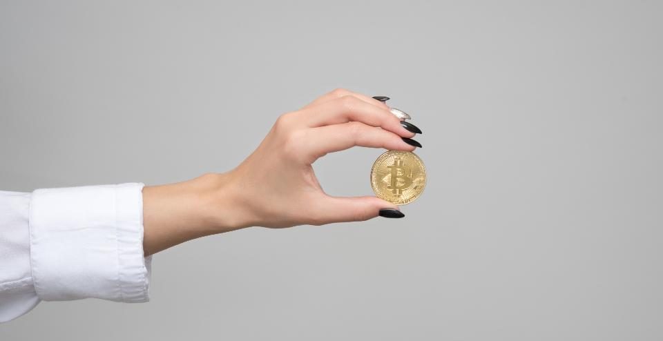 hand holding a coin what is blockchain